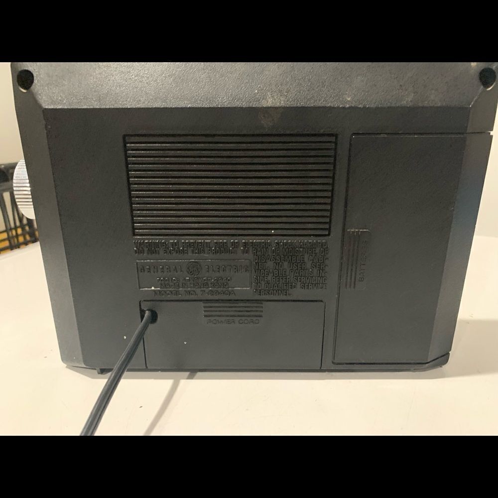 General Electric AM/FM Portable Radio Model 7-2940 - Picture 2 of 8